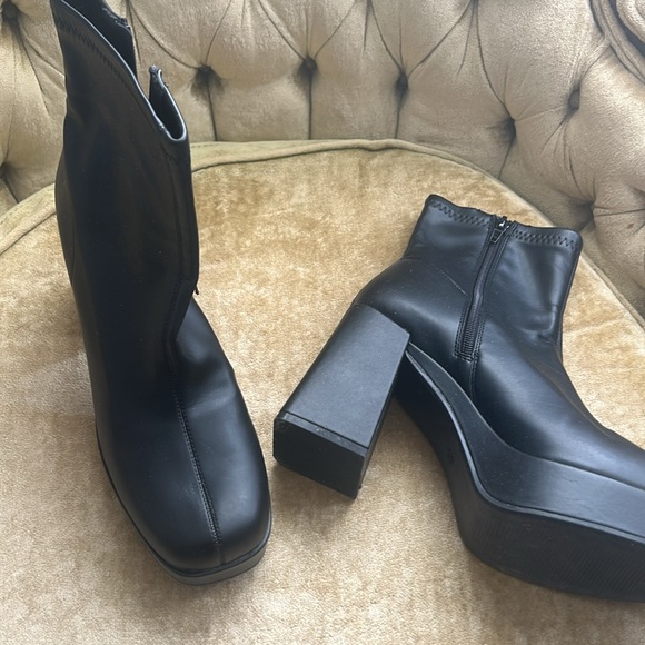 MIA Platform Ankle Boot - Picture 2 of 4